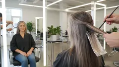 Mitä tehdä harmaille hiuksille? Esimerkkejä siitä, milloin harmaat hiukset ovat kauniita ja milloin on parempi värjätä sitä.