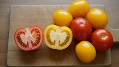 Punaiset vai keltaiset tomaatit – kumpi sopii parhaiten keittiöön